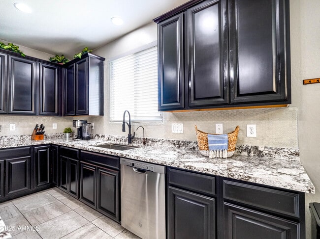 Building Photo - 761 W Desert Hollow Dr