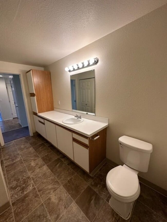 Building Photo - Rent Special: 1/2 Off April's Rent!! 2 Bedroom 1 Bath Unit NE Salem!