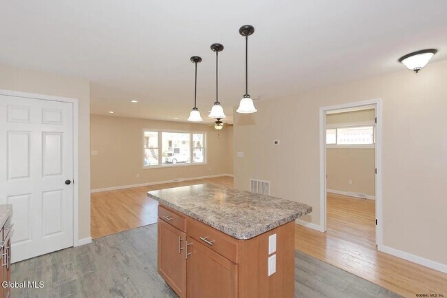 Building Photo - 614 Park Ave