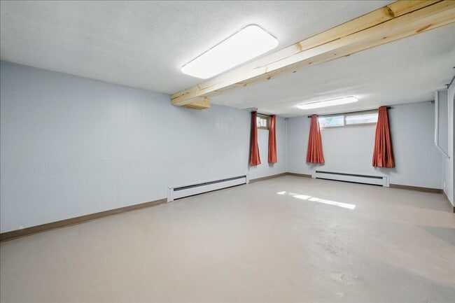 Building Photo - 303 W Pine Ave