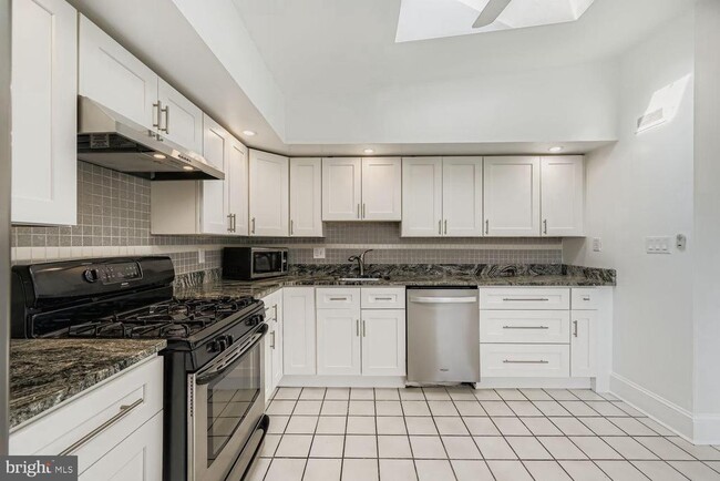 Building Photo - 3143 Dillon St