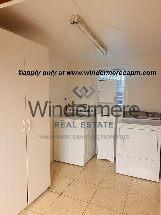 Building Photo - Charming 3 Bedroom Home with Bonus Room & ...