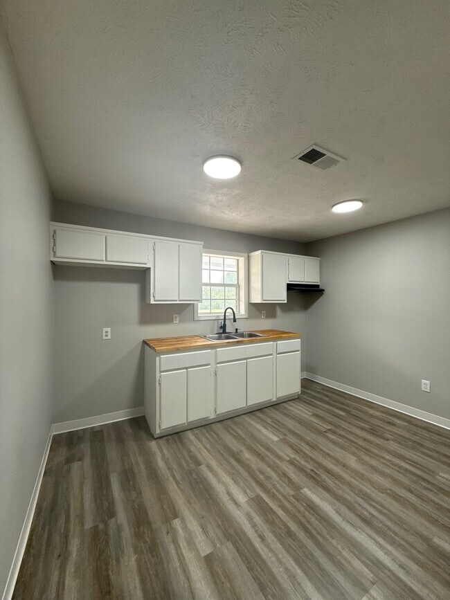 Building Photo - 1262 Fairground Rd