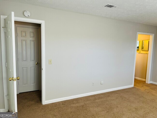 Building Photo - 1522 Paces Ferry N Dr SE