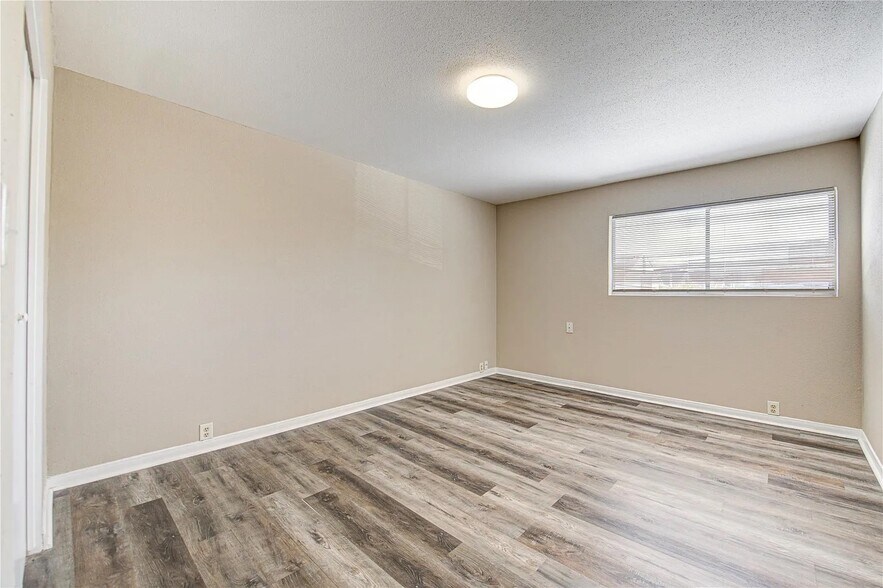 Each room with closet and window - 2101 Fountain View Dr