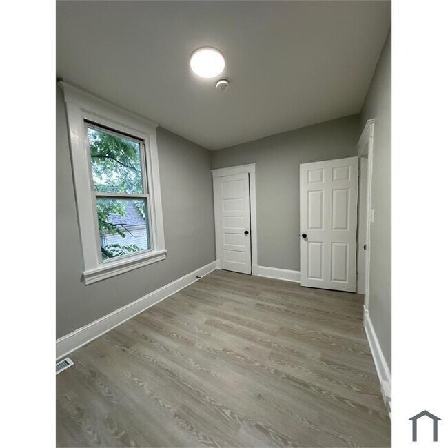 Building Photo - 3 Bedroom Rehabbed home