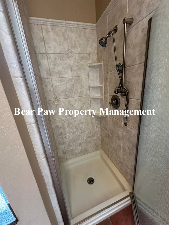 Building Photo - Beautiful Condo in Genesee!!