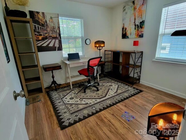 Building Photo - 817 E 17th St