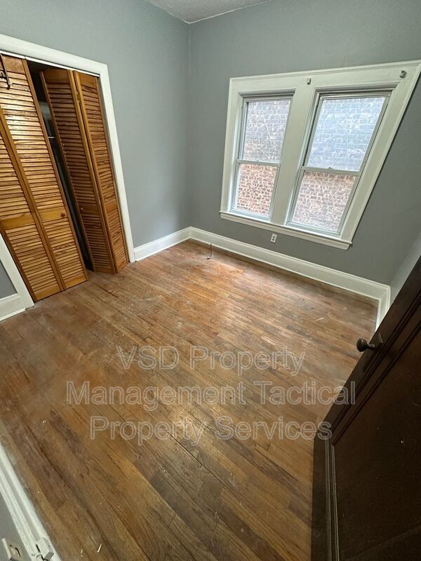 Building Photo - 3289 E 143rd St