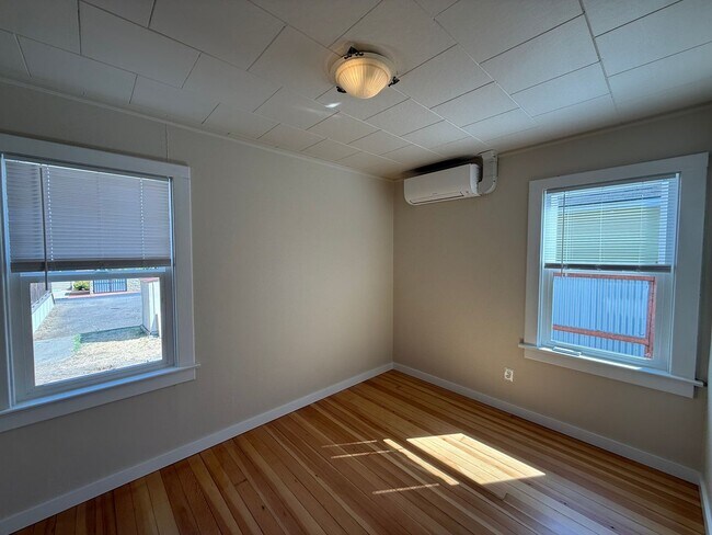 Building Photo - Cute two bedroom cottage in central Ashland Location | Available Now