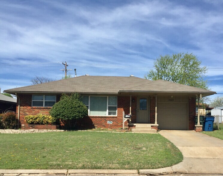 Primary Photo - 2209 Maple Dr