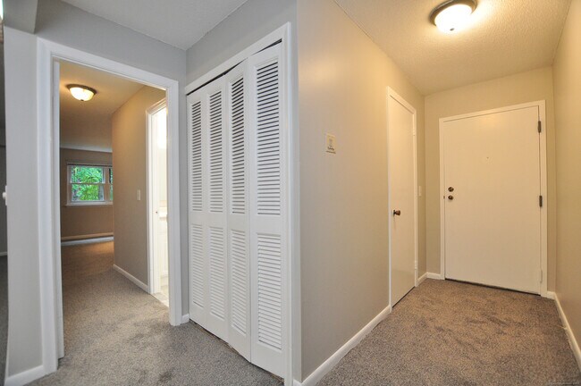 Building Photo - 710 Twin Circle Dr