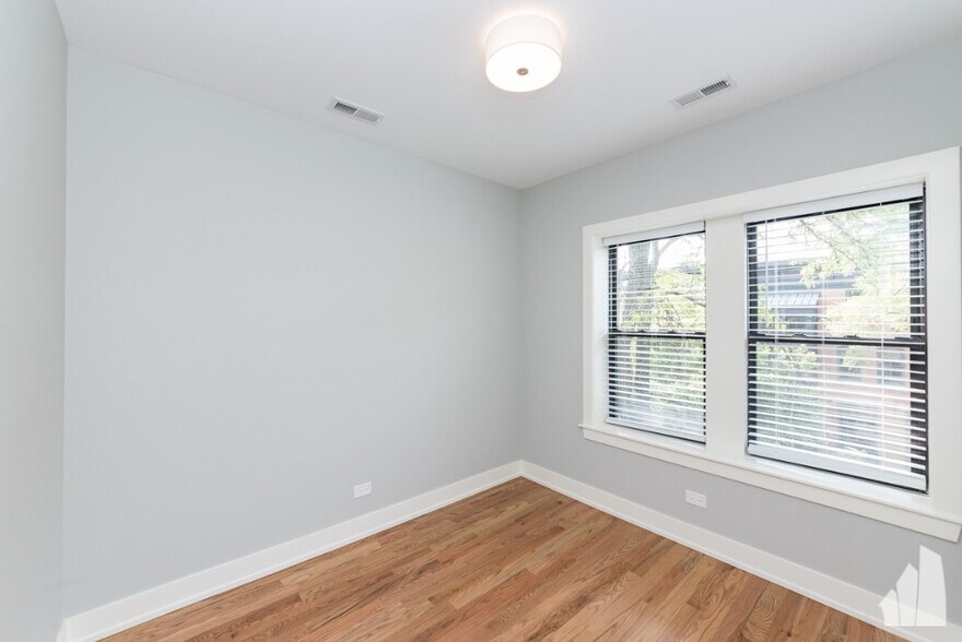 Building Photo - 354 W Dickens Ave