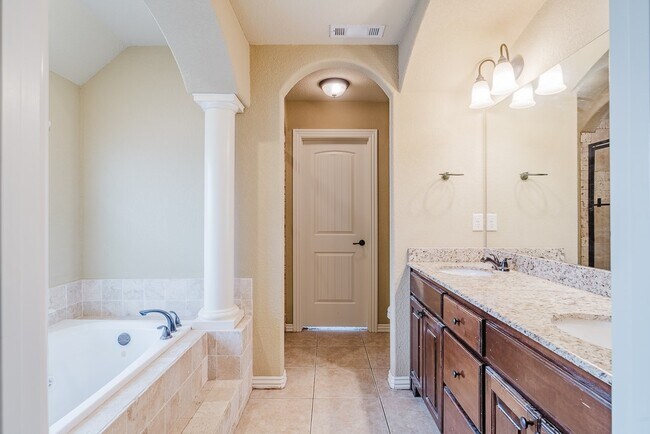 Building Photo - 602 SW Barn Valley Rd