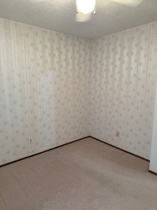 Building Photo - 3 Bedroom 2 bath with Rv Parking