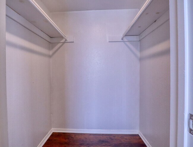 Building Photo - 413 Lakeway Dr