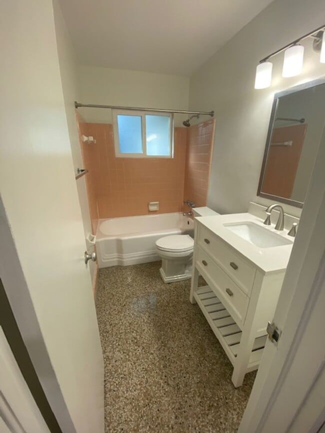 Building Photo - 921 NE 6th Ave