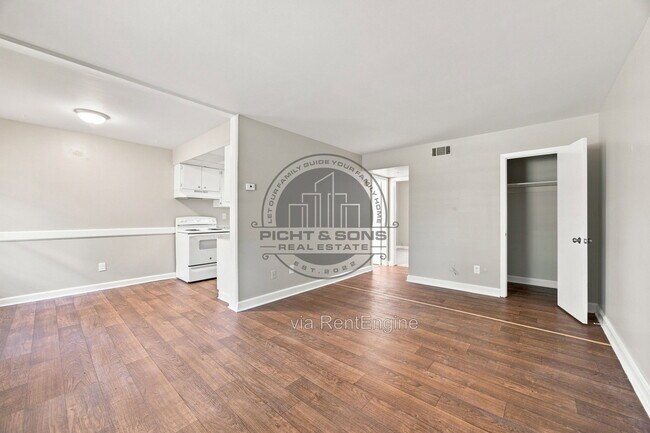 Building Photo - 457 White Dr
