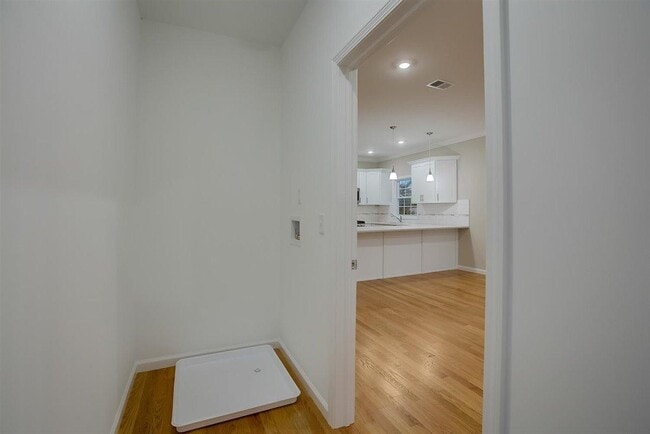 Building Photo - 16 Grant Ave