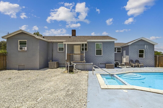 Building Photo - 300 Mercedes Ave