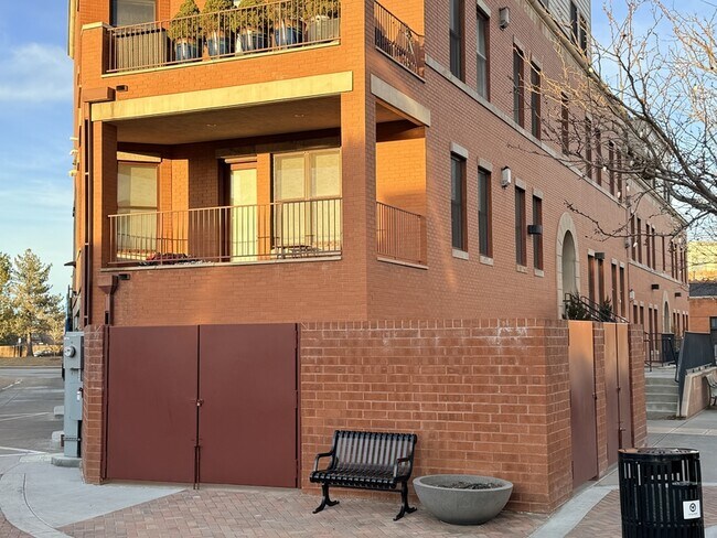 Building Photo - 261 Pine St