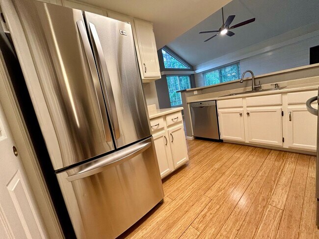 Building Photo - 6054 Gunbarrel Ave