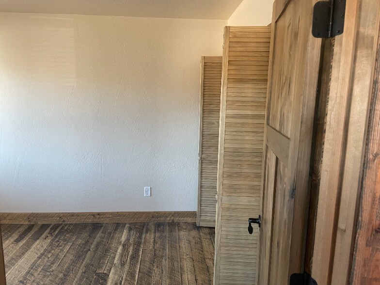 Building Photo - 6240-6243 Three Needles Ln
