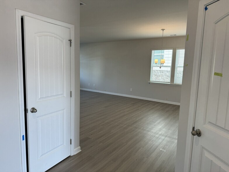 Building Photo - 9 Pineview Dr
