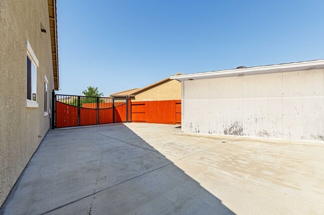 Building Photo - 4 bedroom home for RENT in Manteca with RV...
