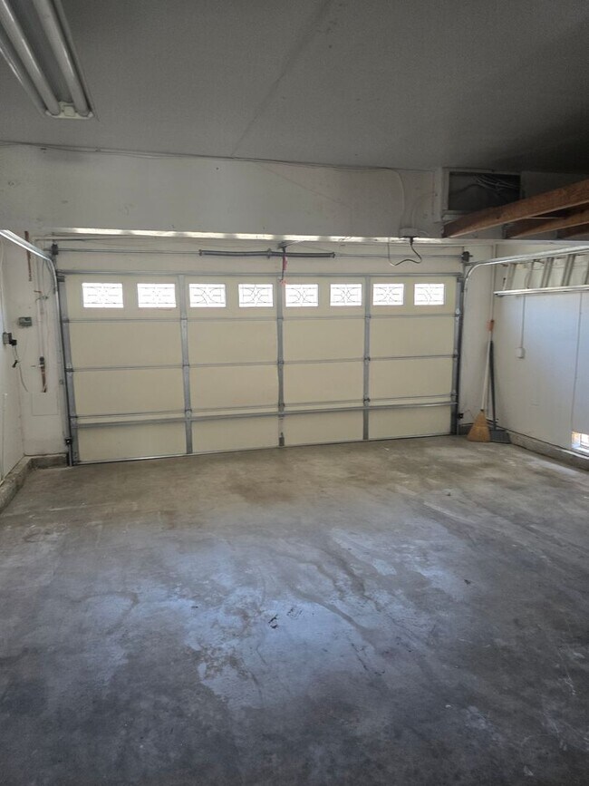 Building Photo - BEAUTIFUL 4 BEDROOM 3 BATH HOUSE. MOVE IN ...