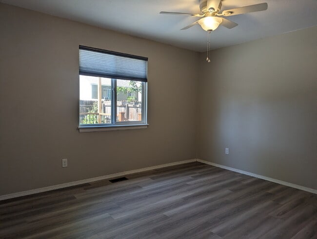 Building Photo - NW Longmont ranch home!