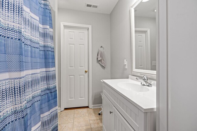 Building Photo - 3 Bedroom 2 Bath Chapel Hill Home - Availa...