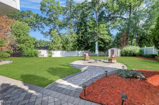 Building Photo - 11 Rande Dr