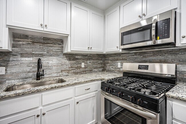 Building Photo - Updated 3 Bed 1 Bath - Large fenced in yar...