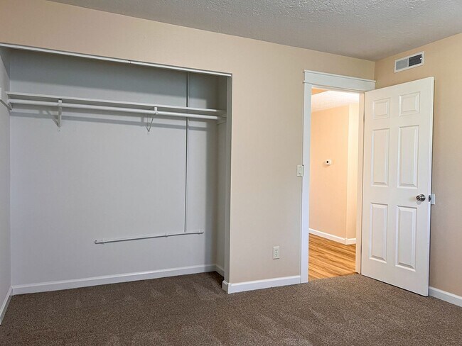 Building Photo - 2BD/1BA DUPLEX W/ GARAGE &YARD IN SALEM