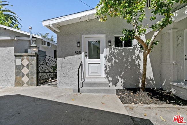 Building Photo - 3913 S Budlong Ave