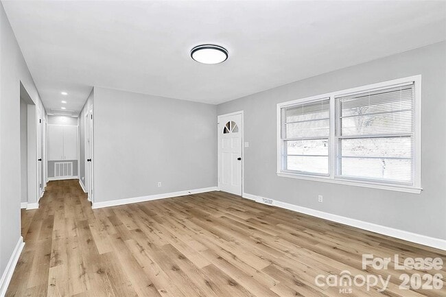 Building Photo - 526 Julia Ave