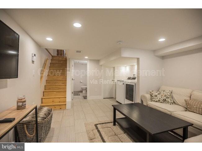 Building Photo - 533 Manton St