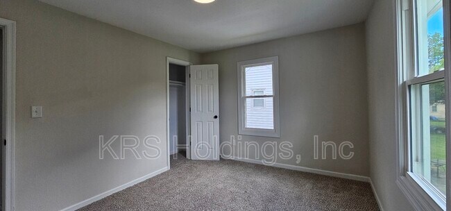 Building Photo - 308 St James Ave