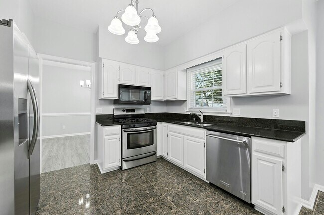 Building Photo - 412 Desertmartin Way