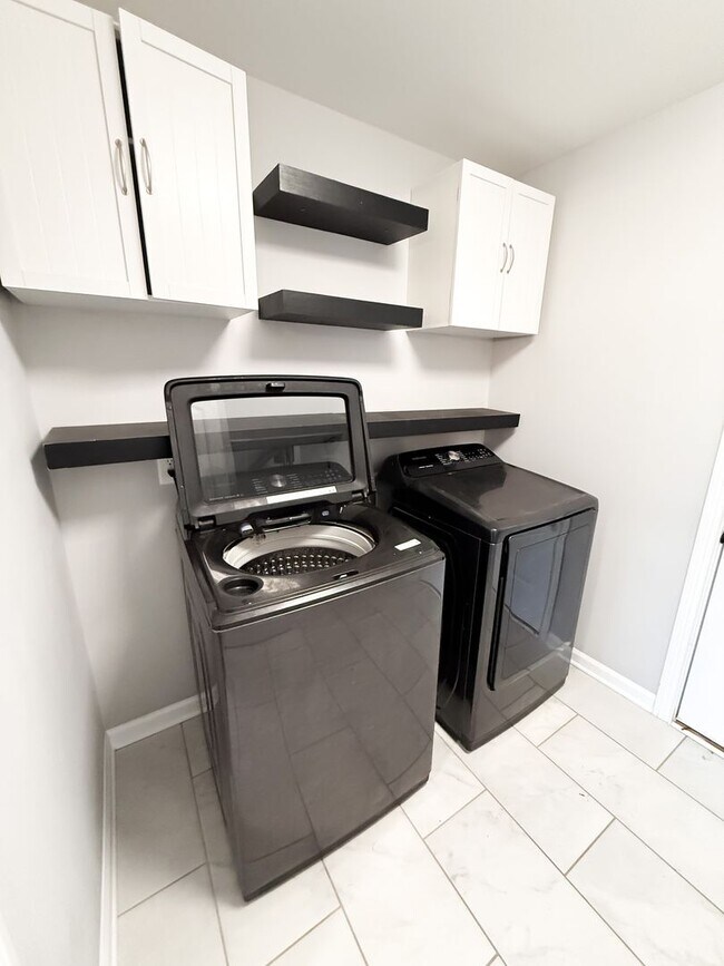 Building Photo - 3 Bedroom 3 Bathrooms located on a Cul De ...