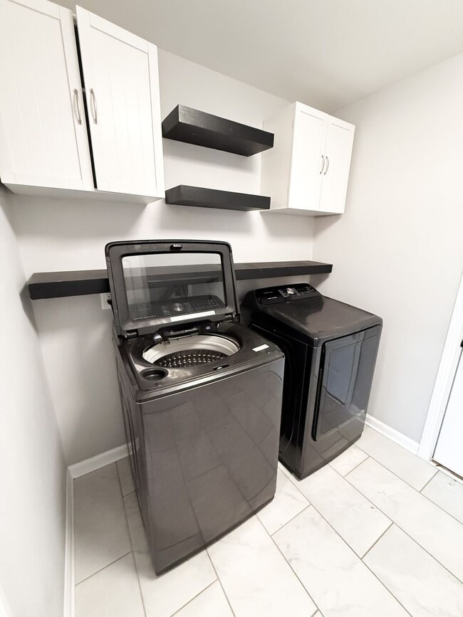 Building Photo - 3 Bedroom 3 Bathrooms located on a Cul De Sac!!