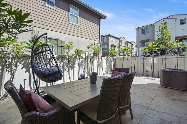 Building Photo - Beautiful TownHome in Pacific Ridge Rancho...