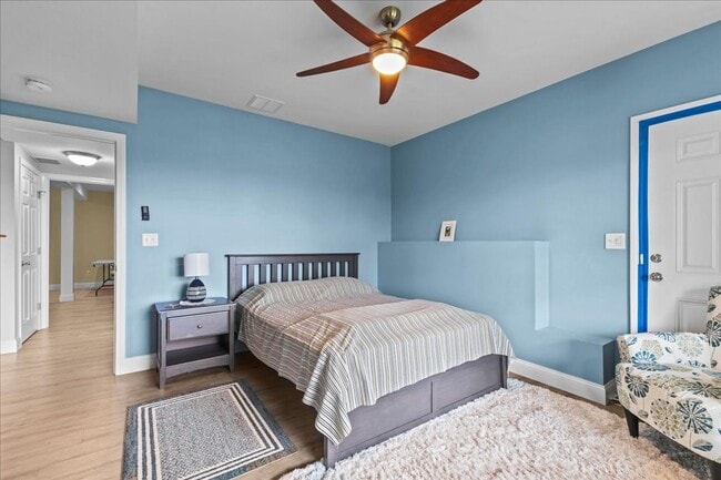 Building Photo - Contemporary with Gorgeous Views in Hinesb...