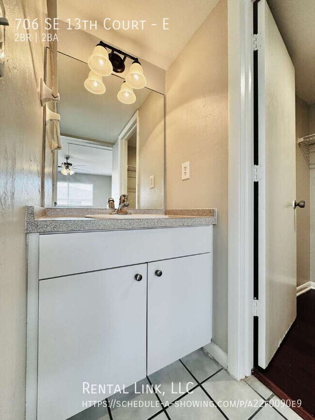 Building Photo - 706 SE 13th Ct