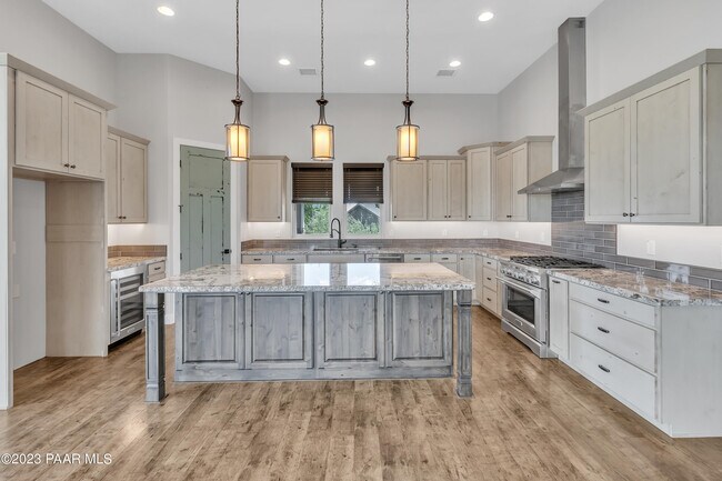 Building Photo - 1584 Majestic Way