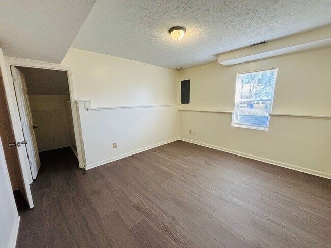 Building Photo - 310 Wakeman Ct NE