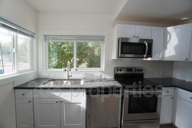 Building Photo - 1724 6th St S