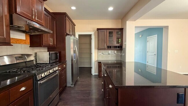 Building Photo - Spacious 4-Bed Home with Loft & Covered Patio in North Creek