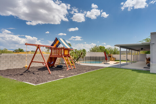Building Photo - 6842 N Camino de las Brisas